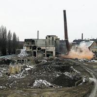 Záber z 18. 11. 2007: Na odpálenie 53 metrov vysokého komína použili takmer sedem kilogramov trhaviny.