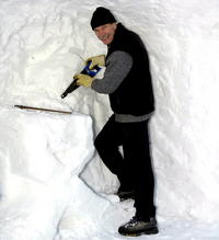 Chatár Peter Petras (61) pózuje pri nedokončenom betleheme zo snehu.