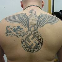 Zadržaný skín mal na chrbte vytetované fašistické symboly a znaky.