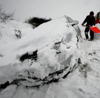 Potom, ako sneh zablokoval množstvo ciest, úrady vyhlásili stav núdze.