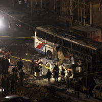 Bomba bola odpálená na diaľku v centre mesta neďaleko päťhviezdičkového hotela, keď okolo prechádzal autobus vezúci vojakov.