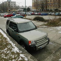 V tomto zelenom Land Roveri našiel pyrotechnik obal z trhaviny, dve rozbušky a skladačky s neznámym práškom.