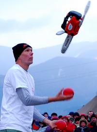 Milan Roskopf žongloval s dvoma guľami a naštartovanou motorovou pílou.