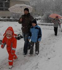 Košice. 6. 1. 2008 - 14.30. Centrum mesta. Chodci sa plahočili v čerstvo napadnutom snehu, zabárali sa doň aj kočíky a autá na neupravených cestách.