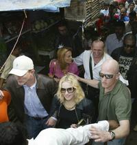 Madonna s manželom Guyom Ritchiem (v šiltovke) prenasledovaní davom v Bombaji.