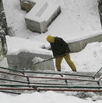 Iránčan odstraňuje sneh lopatou v parku 6. januára 2007 v Teheráne.