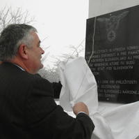 Ján Slota odhalil pamätnú tabuľu k 15. výročiu vzniku Slovenskej republiky pri monumente dvojkríža, symbolu slovenskej štátnosti.
