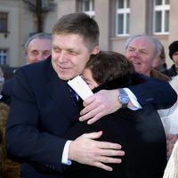 Robert Fico so svojou obdivovateľkou počas rokovania vlády v Martine.