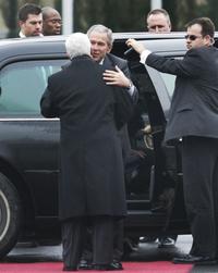 Americký prezident George W. Bush a palestínsky prezident Mahmúd Abbás sa na privítanie objali a pobozkali