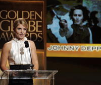 Dayna Devon vyhlásila Johnnyho Deppa za víťaza v kategórii Najlepší mužský herecký výkon v komédii alebo muzikáli.