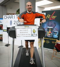 „Moja priemerná rýchlosť je zatiaľ 9 kilometrov za hodinu,“ povedal ultramaratónec Jozef Rajchl (26).