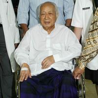 Suharto po svojej hospitalizácii v nemocnici.