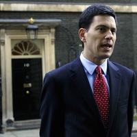 Britský minister zahraničných vecí poskytuje rozhovory médiám na Downing Street v Londýne.