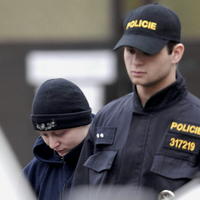Na snímke český policajt odvádza Barboru Škrlovú do vyšetrovacej väzby.