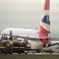 Požiarne autá pri lietadle spoločnosti British Arways, ktoré do Británie priletelo z Číny a núdzovo pristálo na londýnskom letisku Heathrow.