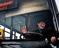 Anna Dóczyová (44) jazdí autobusom banskobystrickej mestskej dopravy už rok. Táto práca ju teší.