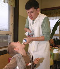 Moderátor medzi žiakmi propagoval „zdravú výživu“. Šľahačku pre lepšie trávenie im servíroval rovno do krku.