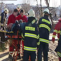 Bratislavskí záchranári odvážajú zraneného muža do nemocnice.