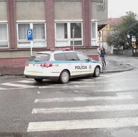 Policajti takto parkovali na Slovenskej ulici v Prešove.