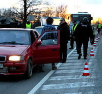 Policajti s colníkmi počas jedného dňa skontrolovali vyše 900 automobilov.