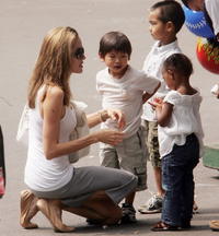 Angelina s deťmi Paxom, Maddoxom a Zaharou.