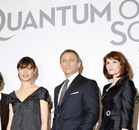 Daniel Craig a dievčatá jeho Bonda - Olga Kurylenko (vľavo) a Gemma Arterton