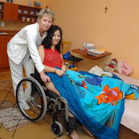 Hlavná sestra Mária Gallová s klientkou neziskovky Kristínou Danyiovou (24)