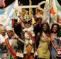 Karneval v Riu otvoril kráľ Momo. Symbolický kľúč mu dal starosta Maia (prvý vľavo).