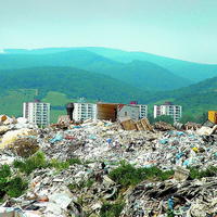 Vedľa nelegálnej hory odpadu smutne vytŕčajú paneláky. Tie stoja len niekoľko desiatok metrov od smetiska.