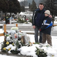 K hrobom Moniky a Lenky chodia Jakubko s Emilom každý deň.
