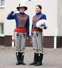 Desiatničky Mária Beňová  (24, vľavo)  a  Jana  Pastvová  (27) v slávnostných uniformách.