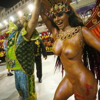 Karneval v Riu - to sú hlavne polonahé krásky v pestrofarebných kostýmoch.
