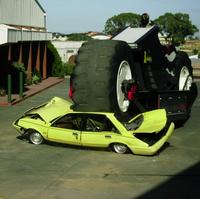 Autá valcuje ako hračky.