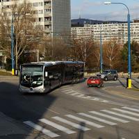 Do autobusu sa zmestí až 200 ľudí, prví cestujúci ho zatiaľ naplno nezaťažili.