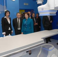Riaditeľka FN v Prešove Monika Pažinková, primár kardiocentra Ján Kmec a prvá dáma Silvia Gašparovičová počas prehliadky priestorov.