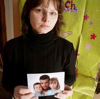 Daniela Hammoud z Dubnice nad Váhom ukazuje fotku manžela a dvoch detí.