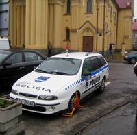 Žltá „papuča“ na bielom automobile obecnej polície z Kováčovej pútala okoloidúcich chodcov.
