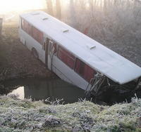 Autobus zišiel v pravotočivej zákrute z cesty do zavlažovacieho kanála.