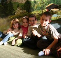 (Zľava) Nana (7), Laura (6), Jakub (8) a Teo (8) sa tešia, že si oddýchnu od školy.