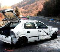 Auto sa prevrátilo, letelo niekoľko metrov a skončilo v strede vozovky.