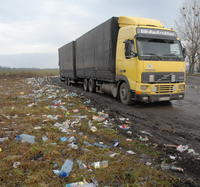 Táto odstavná plocha na rušnom ťahu z Trebišova do Maďarska sa stala veľkým smetiskom.