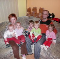 Rodičia Danka a František Madzikovci s dcérkami (zľava) Andrejkou, Emou, Miškou, Dankou a Ivanou