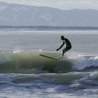 Surferi sa nesú na ľadových vlnách na Aljaške.
