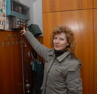 Anna Halásová spúšťa zvony zo sakristie.