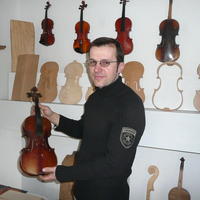 Výroba huslí trvá Ľubomírovi Slavkovskému približne 300 hodín.