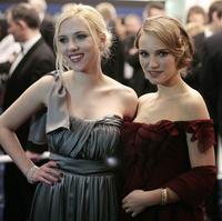 Natalie Portman spoločne so Scarlett na premiére filmu The Other Boleyn Girl v Londýne.
