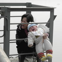 Žena držala dieťa za zábradlím mostu a vyhrážala sa, že ho pustí.