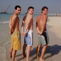 Slovenskí tanečníci ukázali na dubajskej pláži svoje svaly.