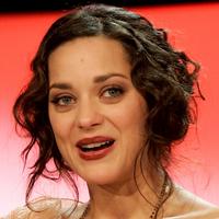 Marion Cotillard pri preberaní ocenenia.