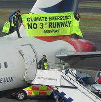 Aktivisti proti klimatickým zmenám protestujú na lietadle 25. februára 2008 na londýnskom letisku Heathrow.